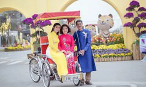 Hoa hậu Ngọc Hân đưa bố mẹ đi du xuân