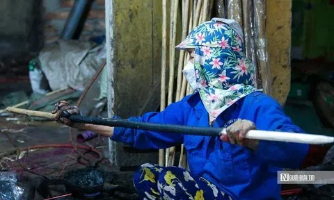 Cận cảnh quy trình làm que hương khổng lồ cao 2 mét