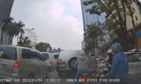 Ô tô đỗ bên đường khiến đi lại sát Tết ở Hà Nội thêm ùn tắcicon