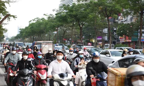 Giao thông nội đô Hà Nội cận Tết, mật độ xe cộ dày đặc nhưng không ùn tắc
