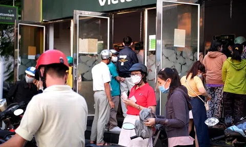 Công nhân xếp hàng dài chờ rút tiền cây ATM ngày cận Tết
