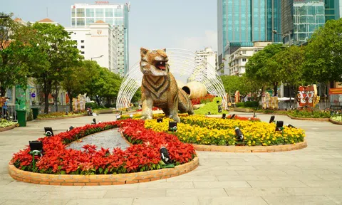 Đường hoa Nguyễn Huệ sẵn sàng phục vụ người dân du xuân