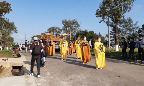 Hàng ngàn người tiễn đưa Thiền sư Thích Nhất Hạnh
