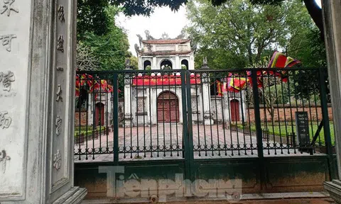 Phố ông Đồ tại Hà Nội cửa đóng then cài trong ngày 27 Tết