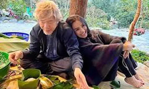 Thanh Lam hát, bất ngờ hôn bạn trai đang gói bánh chưng