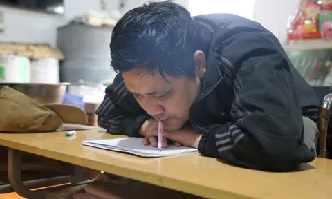 Nghị lực của "người thầy" viết chữ bằng miệng