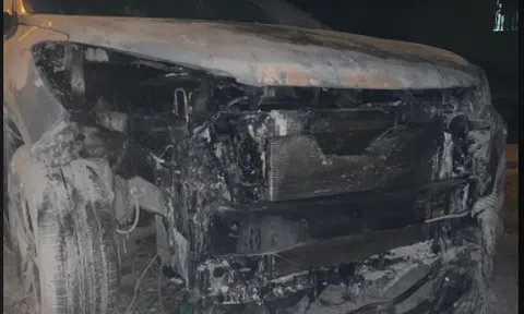 CLIP: Lao vào dập lửa “cứu” xe ôtô cháy ngùn ngụt ở chung cư