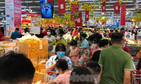 Siêu thị ngày Tết: Nửa đêm vẫn rồng rắn xếp hàng chờ thanh toán
