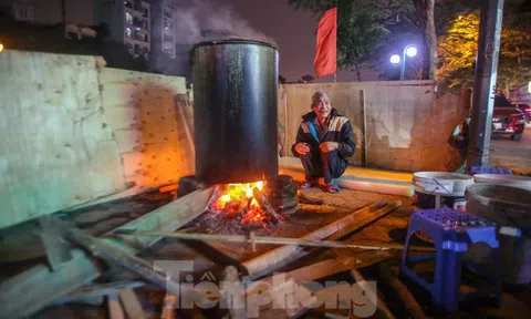Thức xuyên đêm canh nồi bánh chưng trên vỉa hè Hà Nội