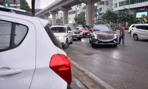 Ô tô, xe máy xếp hàng chờ bảo dưỡng ngày 28 Tết, nhân viên căng sức làm từ sáng đến đêm