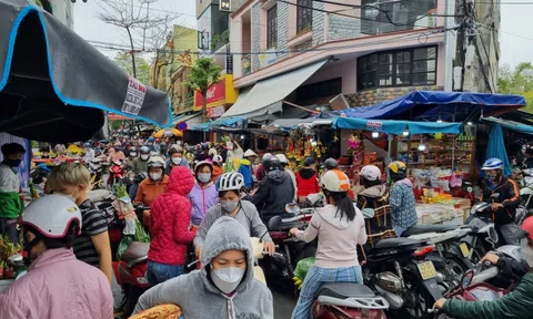 Đà Nẵng: Chợ đông nghịt ngày cuối năm, giá cả tăng chóng mặt