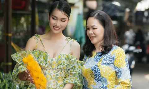 Á hậu Phương Anh rạng rỡ đi chợ hoa cùng mẹ
