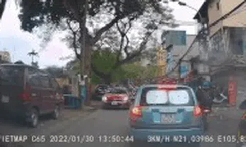 Ô tô cố tình đi ngược chiều gây tắc đường Hoàng Hoa Thámicon