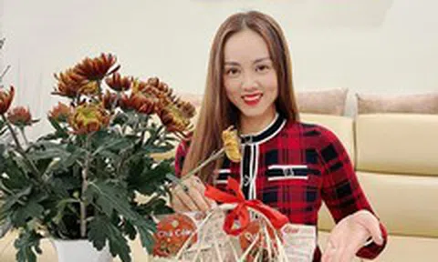 Bà xã NSND Công Lý tất bật trang trí nhà mới để đón Tết