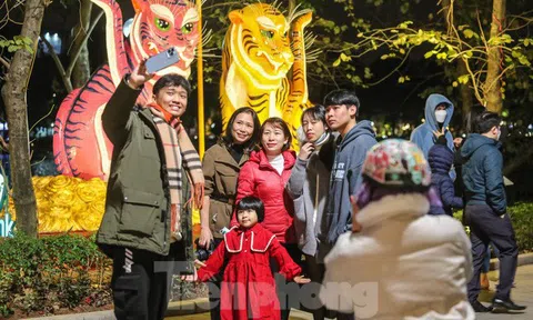 Người dân đến Hồ Gươm đón giao thừa