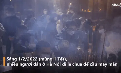 Video: Người dân Hà Nội đi lễ chùa cầu may rạng sáng ngày mùng 1 Tết