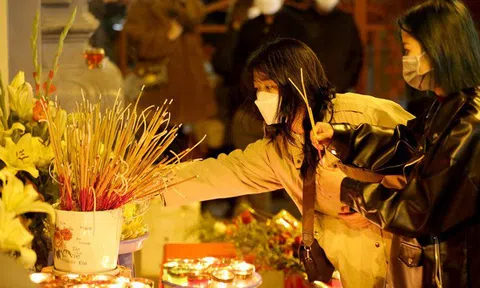 Người dân đi lễ Phủ Tây Hồ vái vọng trong tiết trời giá rét