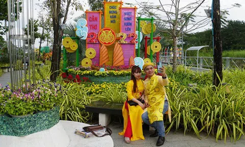 Bạn trẻ háo hức ‘check-in’ bên vườn hoa xuân Cần Thơ