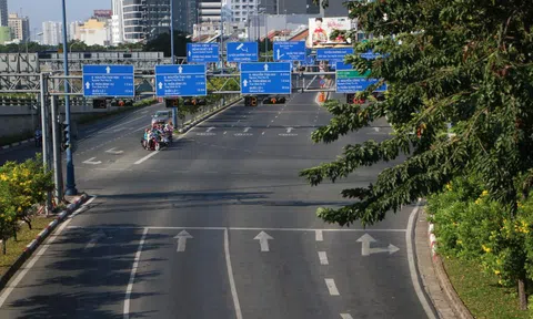 Đường phố TPHCM yên ả, rợp bóng cờ hoa trong ngày mùng 1 Tết