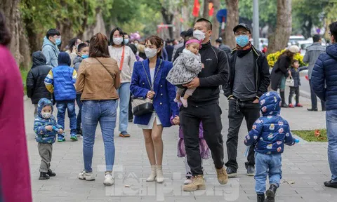 Hồ Hoàn Kiếm đông đúc ngày mùng 1 Tết Nhâm Dần