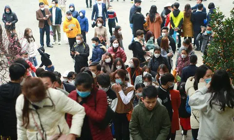 Ảnh: Hàng nghìn người đổ về đền Hùng dâng hương ngày mùng 1 Tết