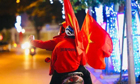 CĐV đổ xuống đường ăn mừng chiến thắng của đội tuyển Việt Nam