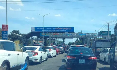 Đồng Nai kẹt xe nhiều nơi, xả 2 trạm thu phí đường cao tốc