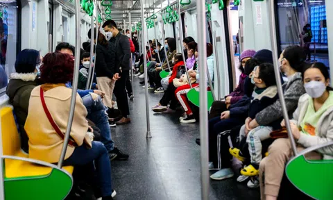 [Ảnh] Du khách đi tàu điện Cát Linh - Hà Đông chật kín trong ngày mùng 2 Tết