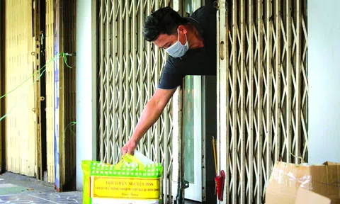 Lòng người gần lại