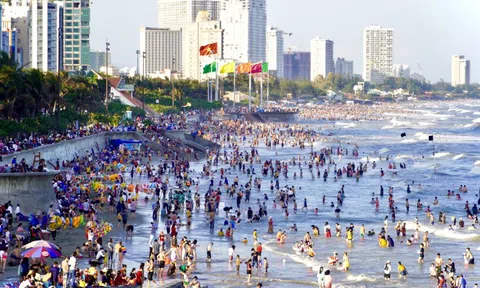 Cứu vớt nhiều du khách bị sóng cuốn khi tắm biển Vũng Tàu