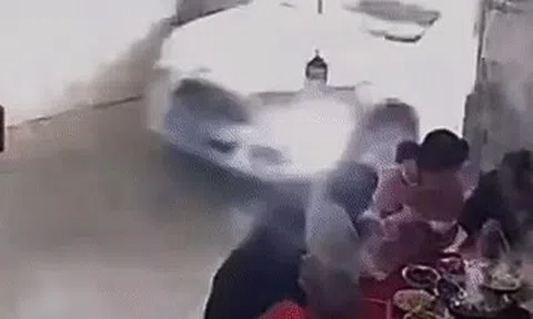 Đang ăn tất niên, cả gia đình hốt hoảng khi ô tô đâm sầm vào nhàicon