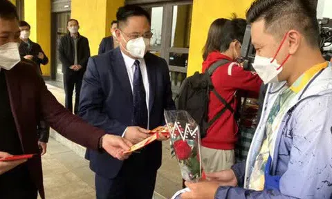 Sau thời gian dài "đóng băng", vịnh Hạ Long đón đoàn du khách miền Nam đầu tiên "xông đất"