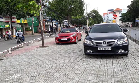 Hành vi điều khiển xe ô tô đi trên vỉa hè áp dụng mức phạt như thế nào?