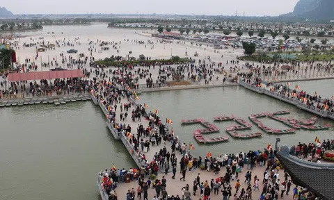 Biển người đổ về chùa Tam Chúc du Xuân ngày mùng 4 Tết
