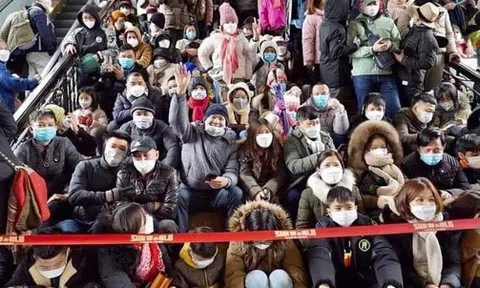 Dòng người chen chật kín trên ga cáp treo lên Fansipan: Xếp hàng 3 - 4 tiếng, lên được hay không còn do... duyên phận