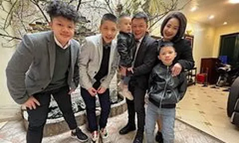 BTV Quang Minh cùng vợ và 4 con tươi vui đi chúc Tết