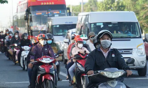 Người dân miền Tây tấp nập trở lại TPHCM làm việc sau Tết