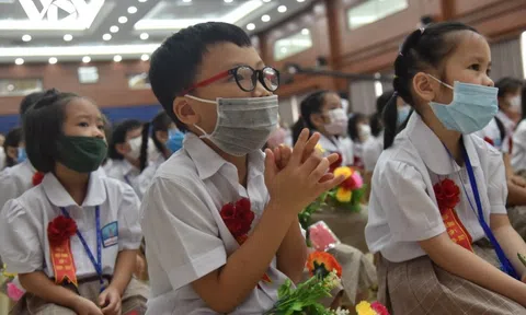 Học sinh từ lớp 1 đến lớp 6 thuộc 18 huyện, thị xã của Hà Nội trở lại trường học trực tiếp