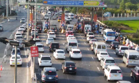 Dòng người ùn ùn từ Vũng Tàu đổ về TP HCM, xả trạm T3 QL51