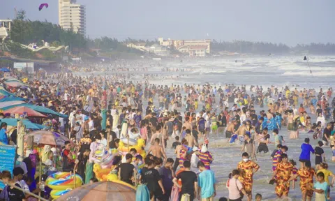 Bãi biển Vũng Tàu chật cứng người trong những ngày Tết