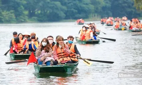 "Biển người" du xuân thắng cảnh Tràng An