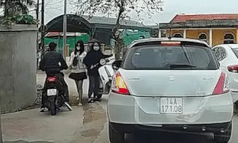 Nóng trên đường: Hai cô gái trẻ với tình huống đi chơi Tết nhớ đờiicon