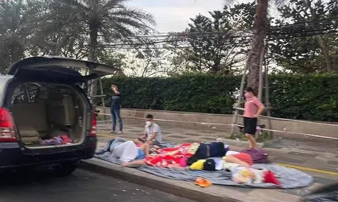 Người dân đổ xô đi du lịch nhưng không có phòng phải trải bạt đắp mền ngủ ngay trên lề đường!