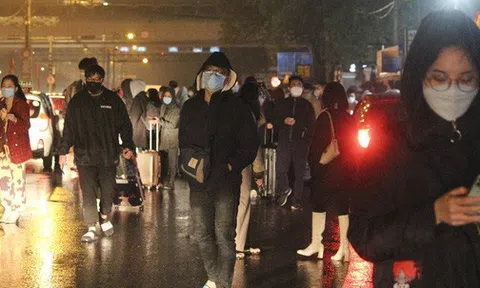 Dòng người tiếp tục đổ về Hà Nội từ mờ sáng sau kỳ nghỉ Tết