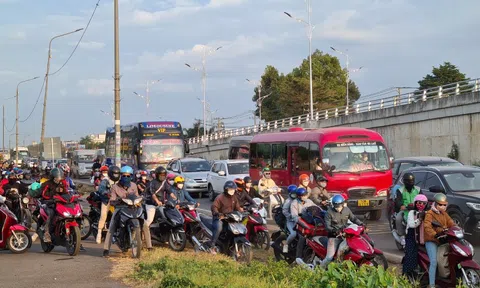 Du khách rời Đà Lạt, Đồng Nai ùn tắc ở cầu vượt Dầu Giây