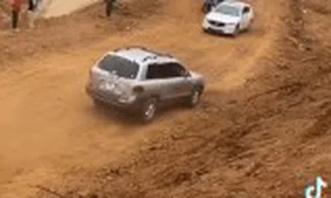 Con dốc ở Kon Tum thành bài thử bản lĩnh tài xế ngày đầu nămicon