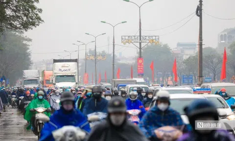 Người dân vượt mưa rét trở lại Thủ đô trong ngày cuối nghỉ Tết
