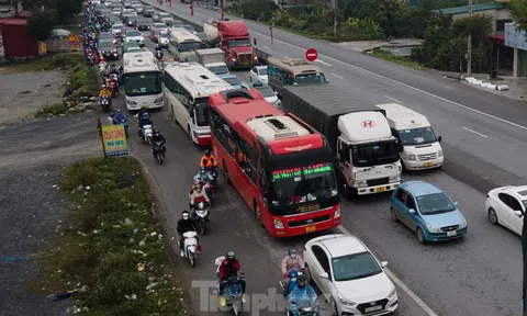 Người dân đội mưa rét trở về Hà Nội sau kỳ nghỉ Tết