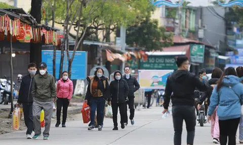 Chùa Hương đóng cửa phòng dịch, dòng người vẫn đổ về Đền Trình thắp hương rồi ra về