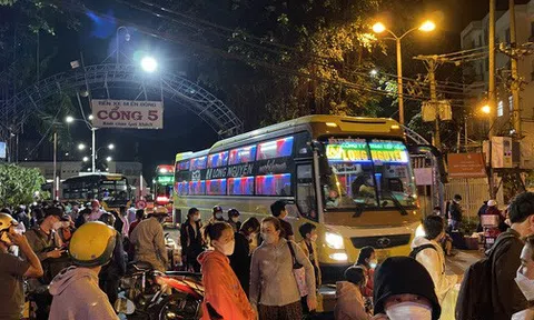 Hàng ngàn người "chôn chân" ở Bến xe Miền Đông cũ suốt từ mờ sáng 7-2